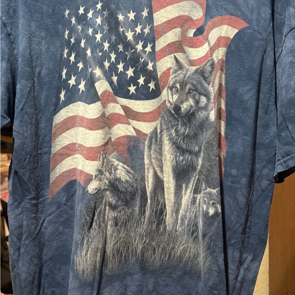 The Mountain Blue Wolf and Flag Tee XL